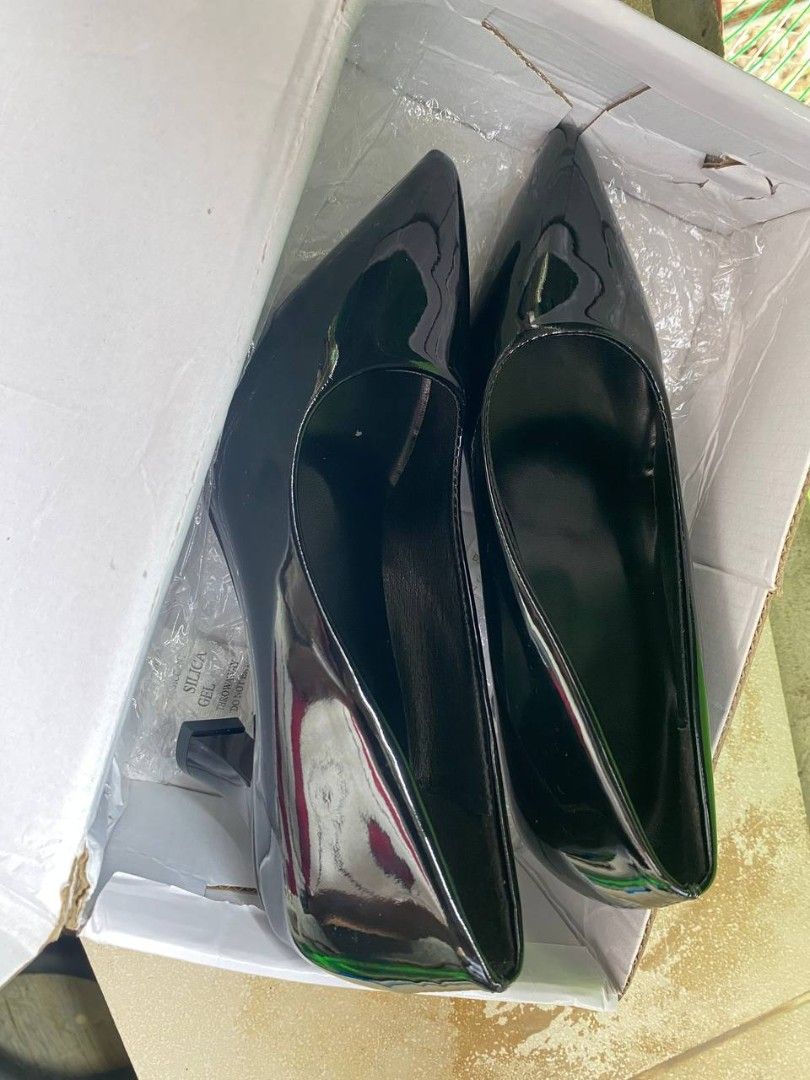 Black Pointed Toe Stiletto Heels (Category: Heels) located in Calamba. Submitted by kim_ji_hun (Listing ID 1460975927, Image 1). Description: • Size: 35 • Heel height: 2.7 inches • Glossy finish • Brand new / Never worn 📌 MOP: GCash 📍 MOD: Jnt / Lalamove 📍 LOCATION: Uwisan, Calamba,Laguna.