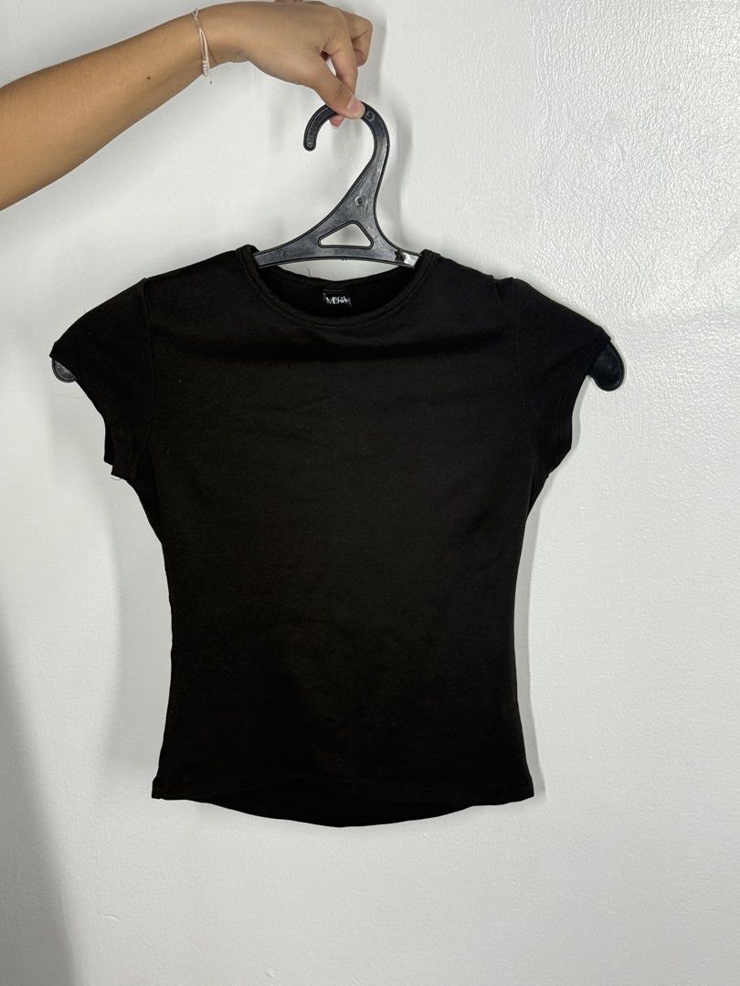 Black Short Sleeve T-Shirt (Category: Tshirts & Polo Shirts ) located in Angeles City. Submitted by lesmiz24601 (Listing ID 1460974818, Image 1). Description: - Classic black short sleeve t-shirt - Simple and versatile design - Ideal for layering or wearing on its own - Features a snug, flattering fit - A must-have staple for any wardrobe.