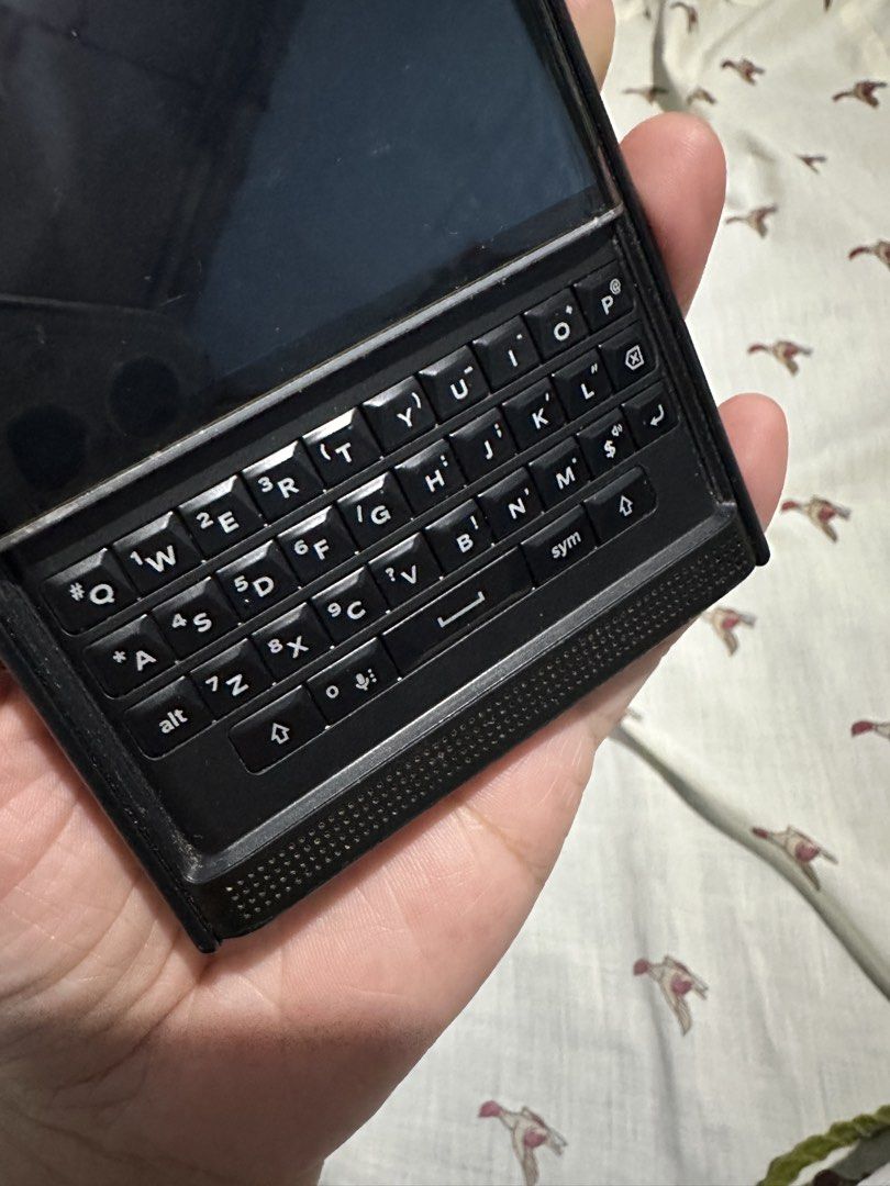 Blackberry Priv (Category: Early Generation Mobile Phones) located in Bacolod City. Submitted by weareoneforever (Listing ID 1459660521, Image 1). Description: (sorry hindi po ako nagtatransact sa accounts na bago, hindi verified and wala pong reviews, baka mareturn lang yung item or joy reserver lang, wag na po tayong magsayang ng oras) Phone only and cord (micro usb) Sa mga nakakaintindi lang po, android 6, can barely install apps (for me ang h