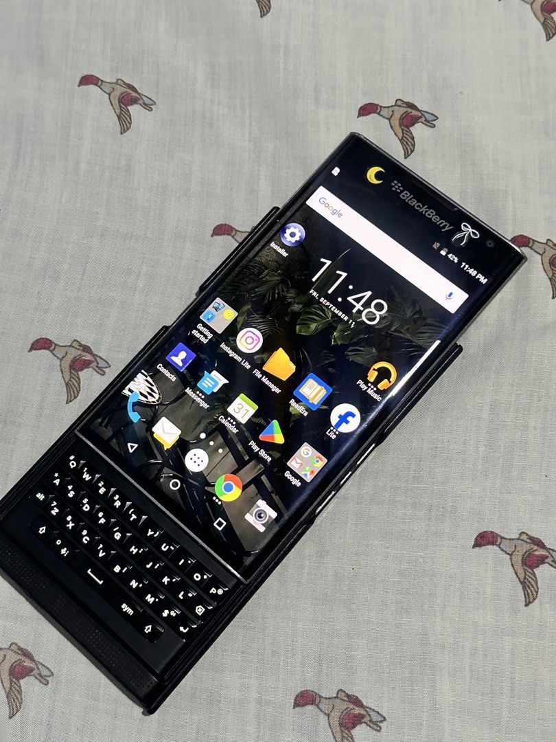 Blackberry Priv (Category: Early Generation Mobile Phones) located in Bacolod City. Submitted by weareoneforever (Listing ID 1459660521, Image 3). Description: (sorry hindi po ako nagtatransact sa accounts na bago, hindi verified and wala pong reviews, baka mareturn lang yung item or joy reserver lang, wag na po tayong magsayang ng oras) Phone only and cord (micro usb) Sa mga nakakaintindi lang po, android 6, can barely install apps (for me ang h