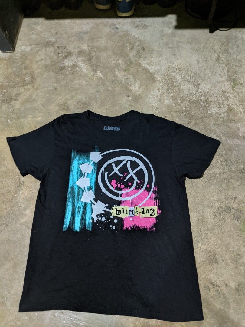 Blink-182 Official Band Shirt (Category: Tshirts & Polo Shirts ) located in Aliaga. Submitted by anselthrifts (Listing ID 1461072135, Image 1). Description: fits M like new 600+sf.