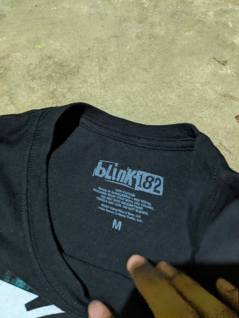 Blink-182 Official Band Shirt (Category: Tshirts & Polo Shirts ) located in Aliaga. Submitted by anselthrifts (Listing ID 1461072135, Image 3). Description: fits M like new 600+sf.