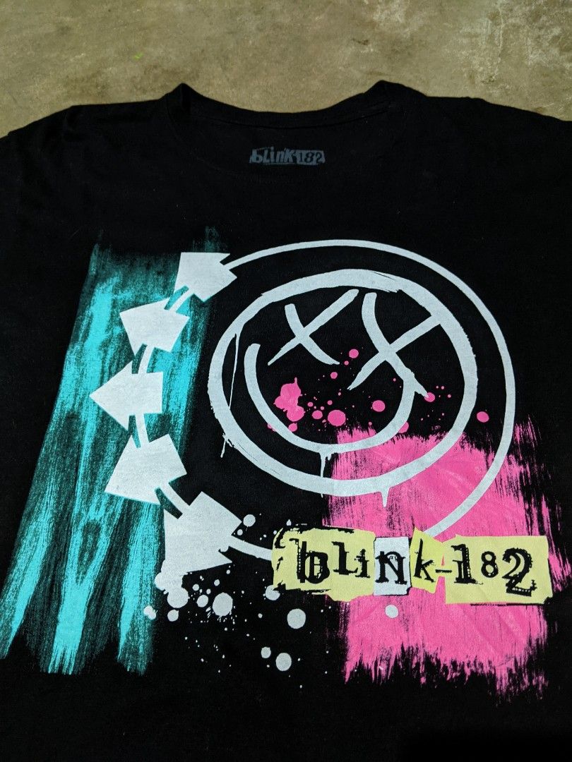 Blink-182 Official Band Shirt (Category: Tshirts & Polo Shirts ) located in Aliaga. Submitted by anselthrifts (Listing ID 1461072135, Image 2). Description: fits M like new 600+sf.