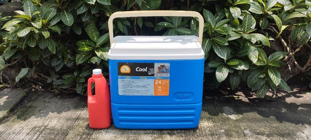 Blue IGLOO cooler 15 liters made in USA (Category: Other Sports Equipment and Supplies) located in Malabon City. Submitted by immortalpicker (Listing ID 1461014964, Image 1). Description: Blue IGLOO cooler 15 liters made in USA Brand= IGLOO Model NO to COD NO swapping Estimate size H= 13 1/2 inches L= 14 1/2 Inches W= 10 1/4 inches Capacity= 15 liters Color = blue Material = hard plastic Weight = Made in USA 2nd hand with scratch No warranty If t