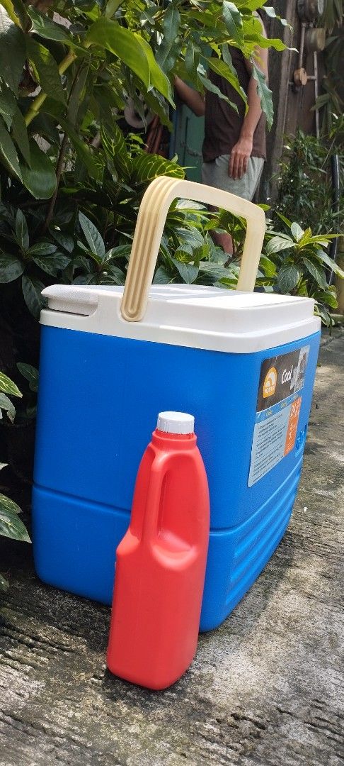 Blue IGLOO cooler 15 liters made in USA (Category: Other Sports Equipment and Supplies) located in Malabon City. Submitted by immortalpicker (Listing ID 1461014964, Image 2). Description: Blue IGLOO cooler 15 liters made in USA Brand= IGLOO Model NO to COD NO swapping Estimate size H= 13 1/2 inches L= 14 1/2 Inches W= 10 1/4 inches Capacity= 15 liters Color = blue Material = hard plastic Weight = Made in USA 2nd hand with scratch No warranty If t