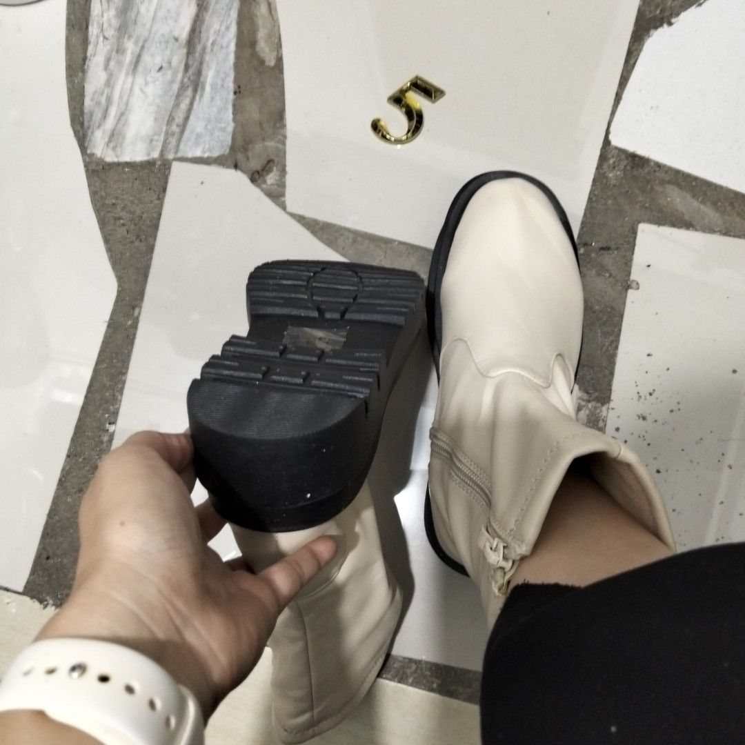 Boots (Category: Boots) located in El Salvador. Submitted by francheskaukayukay (Listing ID 1461006256, Image 3). Description: .