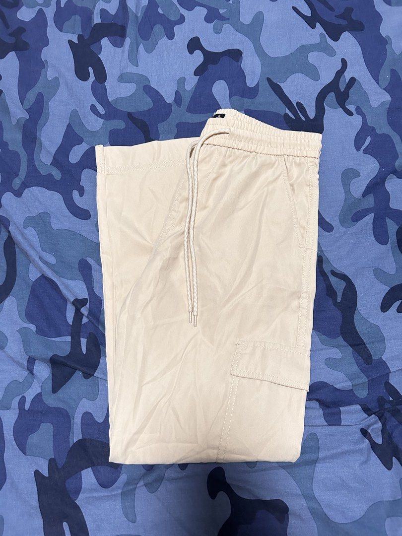 bossini cream cargo pants (Category: Jeans) located in Quezon City. Submitted by manqofloater (Listing ID 1461020859, Image 1). Description: 25-26 waist.