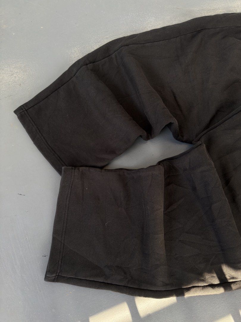 BOUNDARY ( L ) / Black massive sweatpants (Category: Joggers) located in General Santos City (Dadiangas). Submitted by archives_haus (Listing ID 1461022512, Image 3). Description: BOUNDARY ( L ) / Black massive sweatpants W - OSFA L - 41 T - 17 KNEE - 14 H - 10 very thick / very hard / heavy cotton nicee fabric and fittings 👌🏼 3 pockets .
