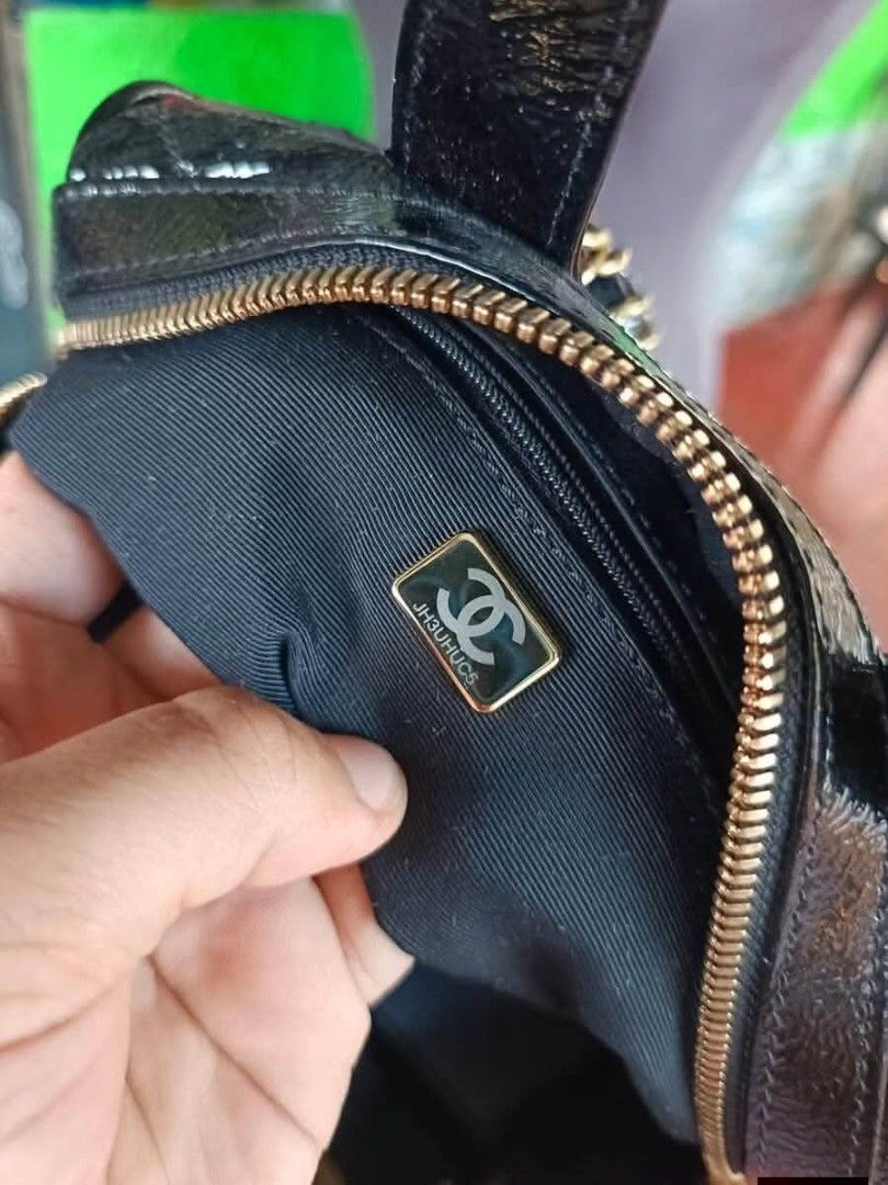 Bowling Bag 25cm (Category: Luxury Bags & Wallets) located in Ozamiz City. Submitted by kapesteba112457 (Listing ID 1460958793, Image 3). Description: 25cm patent leather sanell BOOWWWWLINGG bag . for only 8500. flawlesss . selected preloved bag from japan/korea ganda ❤️❤️ pasok pang regalo!.