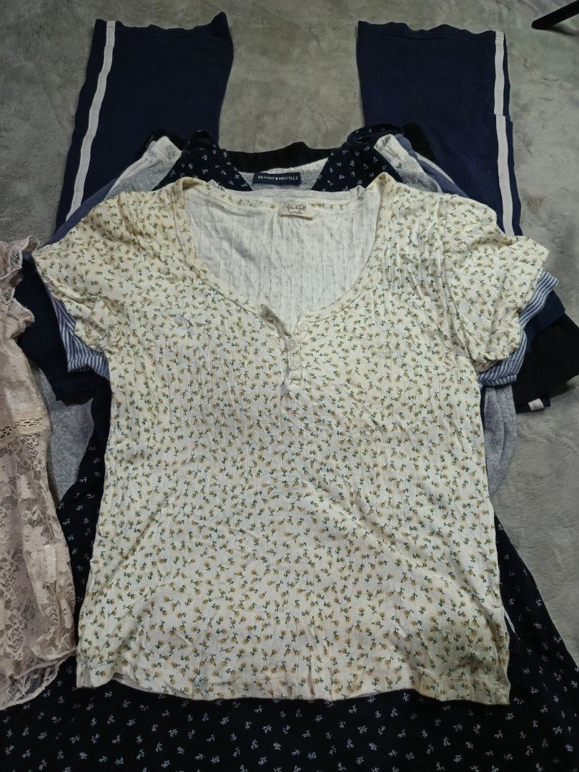 Brandy Melville 4pcs (Category: Others Tops) located in Manila. Submitted by nicolai_25 (Listing ID 1460962397, Image 3). Description: pm for more details all item excellent condi old pic yung item kaya meron pa issue sa post🙇🏻‍♂️.