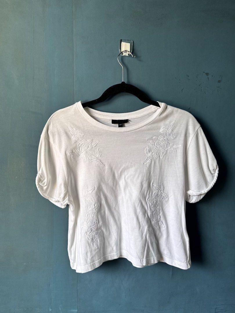 Brandy Melville Top Bundle (Category: Shirts) located in Manila. Submitted by reesespiecess (Listing ID 1461076679, Image 2). Description: Bundle of two Topshop tops. Can check my profile for the full condition of the tops! Please take note that the embroidered top has a stain flaw as seen in the photos. Inclusions: - Topshop Petite White Cropped T-Shirt with Embroidered Scalloped Hem - Topshop White Embroidered Rose T-Shirt Take all four tops fo