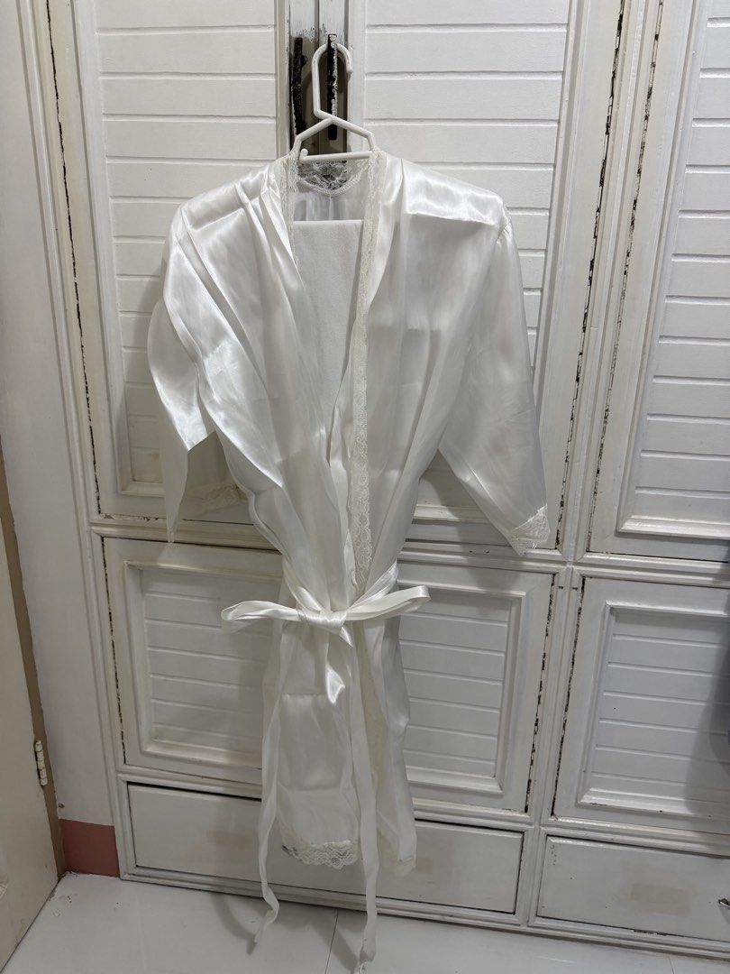 Bridal robe for petite chubby (Category: Dresses) located in Quezon City. Submitted by captainsplate (Listing ID 1461018758, Image 1). Description: BRIDAL ROBE FOR PETITE CHUBBY used during my wedding, i bought it for 350pesos i am selling it for 80pesos i need reviews for my accnt in carousell can be pick up in house or meet up you can view my 17year old eFBi profile to confirm my legitimacy NO COD NO COP.