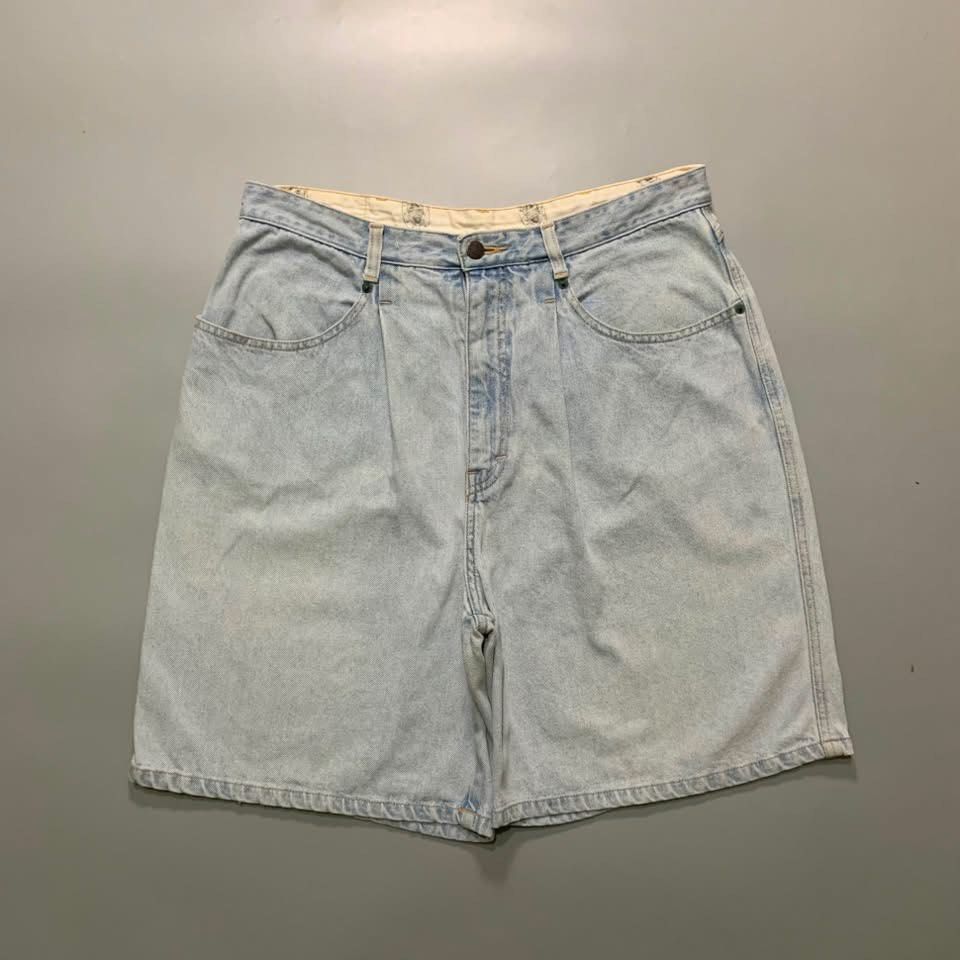 BRITANNIA LIGHTWASHED JORTS (Category: Shorts) located in Puerto Princesa. Submitted by kelvinfabr75674 (Listing ID 1460958435, Image 3). Description: Size 34-35 21.5 length 13 leg hole NO ISSUE EXCELLENT CONDITION Color rate 9.5📌.