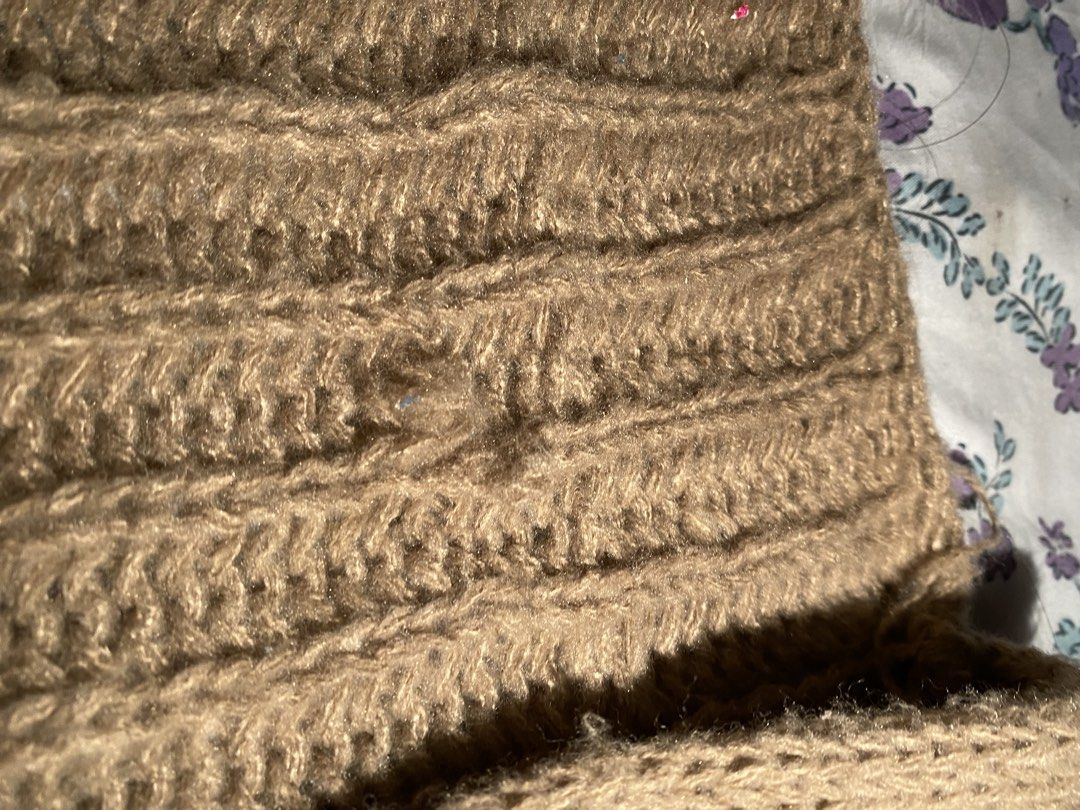 Brown cardigan (Category: Coats, Jackets and Outerwear) located in San Jose del Monte. Submitted by skyarraa (Listing ID 1460928042, Image 3). Description: Has issue.