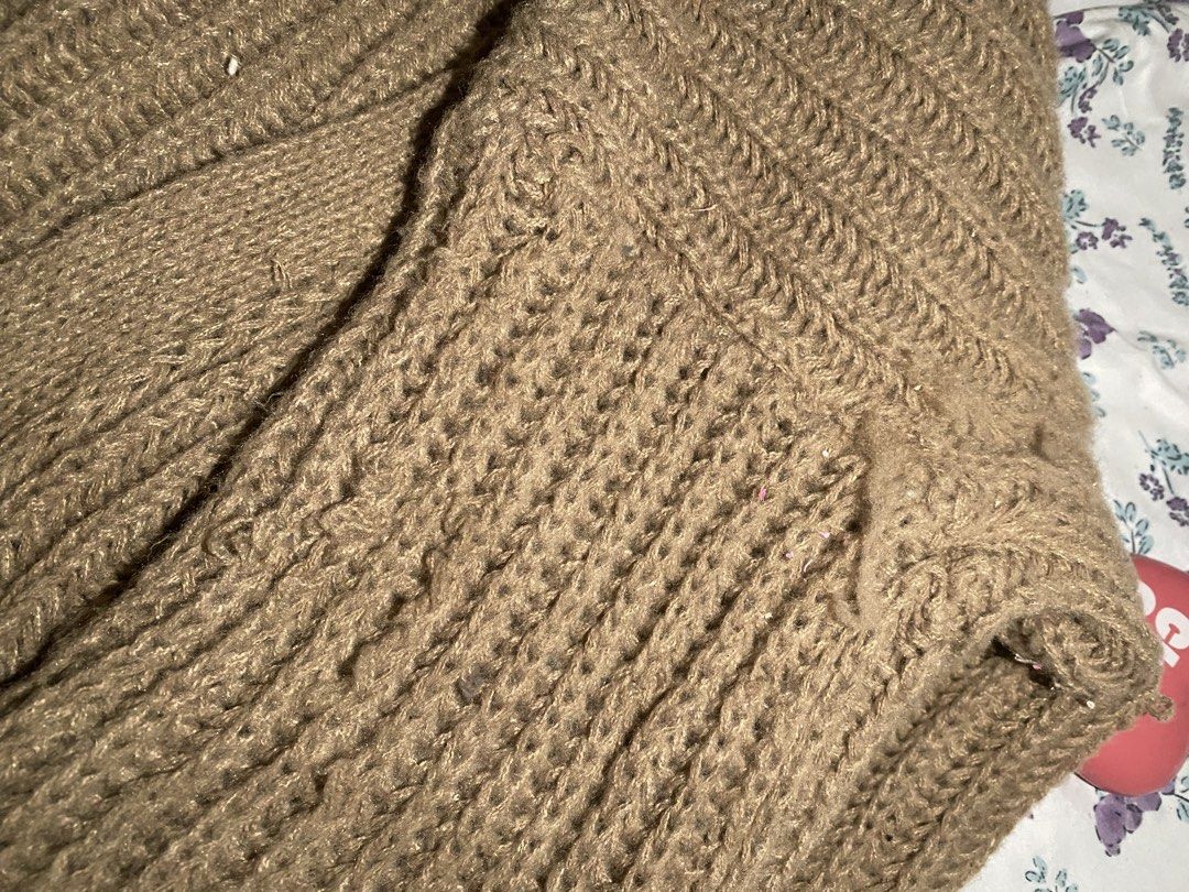 Brown cardigan (Category: Coats, Jackets and Outerwear) located in San Jose del Monte. Submitted by skyarraa (Listing ID 1460928042, Image 2). Description: Has issue.