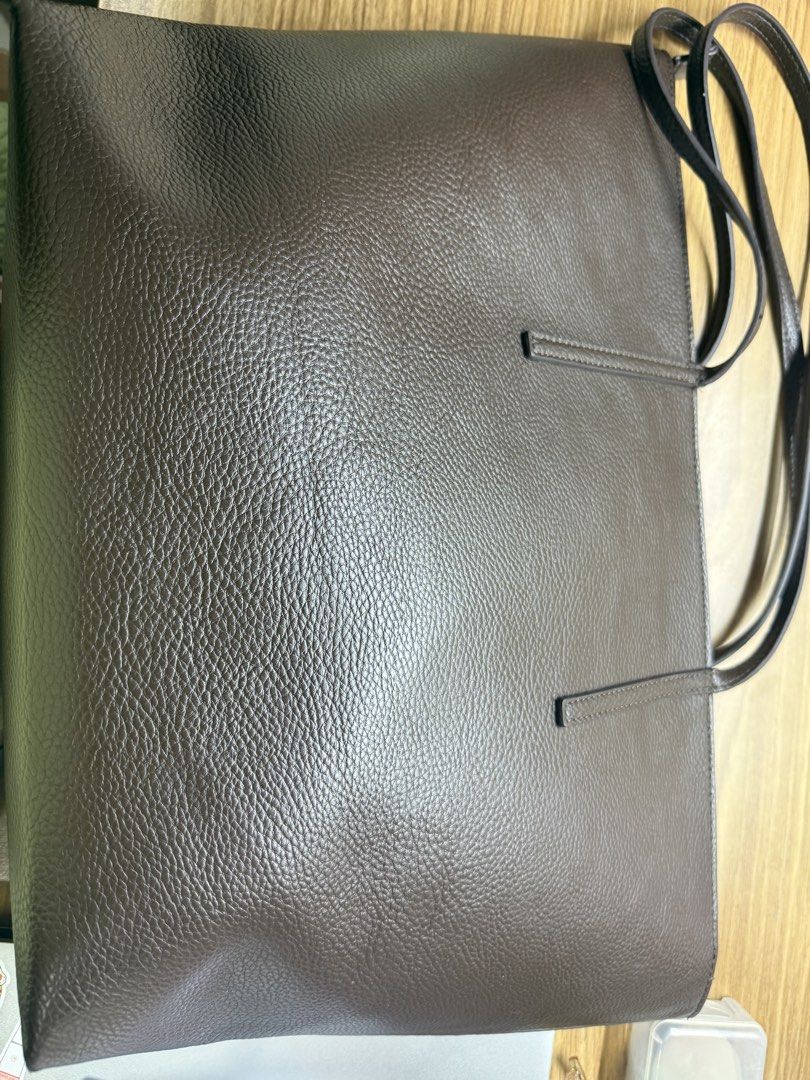 Brown Leather Tote Bag (Category: Tote Bags) located in Manila. Submitted by lilag (Listing ID 1461033201, Image 2). Description: - Classic brown leather tote bag - Textured leather finish - Zip closure across the top - Two shoulder straps - Some wear on one corner (photos available) - Great size for daily use or work.