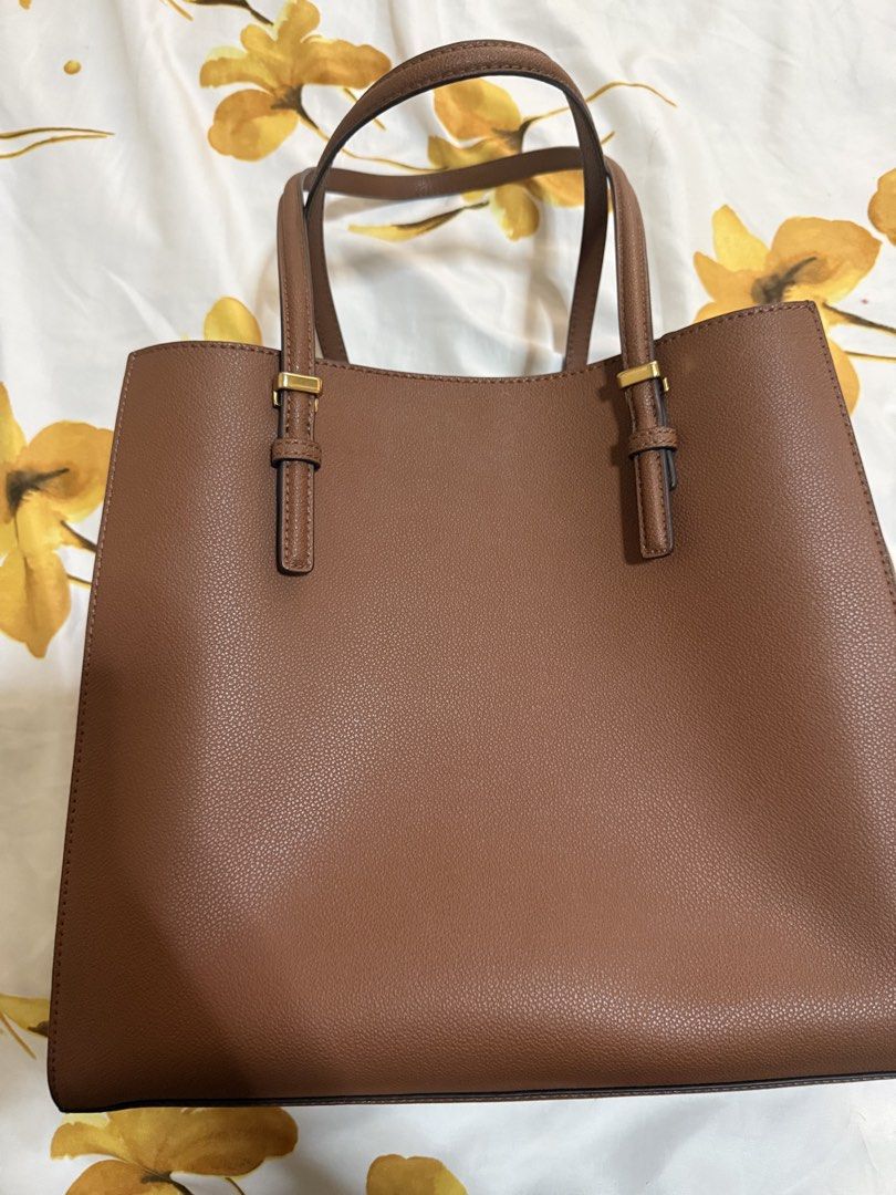 Brown Leather Tote Bag with Gold Hardware (Category: Tote Bags) located in Manila. Submitted by epiccloud-03b1 (Listing ID 1460967315, Image 1). Description: - Classic brown leather tote bag - Secure zip closure on top - Multiple interior compartments, including zippered pockets - Elegant gold hardware details - Comfortable handles for easy carrying - Ideal everyday bag.