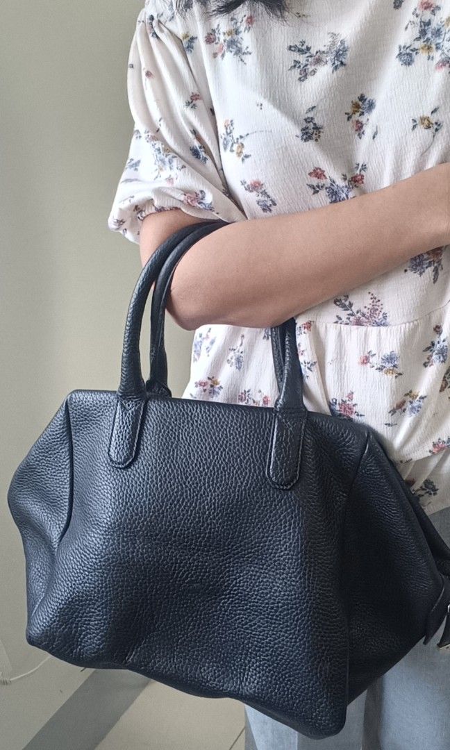 Bruno Magli (Category: Shoulder Bags) located in Lebak. Submitted by shielagals_062223 (Listing ID 1460965453, Image 3). Description: Preloved bag — please manage your expectations. 🤎 Genuine leather. Has signs of previous use, but still has lots of life left. Feel free to ask for more photos/videos if you’re genuinely interested. Slightly negotiable for sure buyers only. Payment first via GCash or MariBank. No COD..