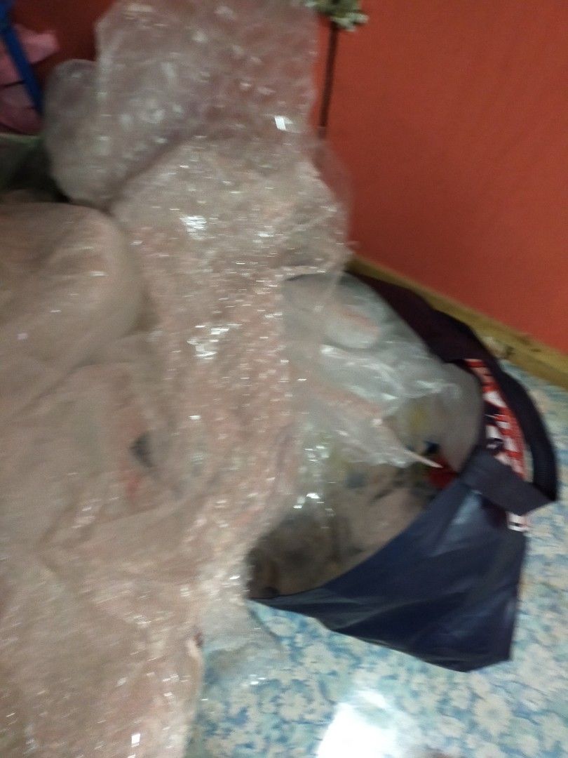Bubble wrap (Category: Looking For) located in Kuala Lumpur. Submitted by stellarose3 (Listing ID 1461091376, Image 3). Description: - Lots ofBubble wrap.Take all - Ideal for packaging and shipping - Protects items from damage.