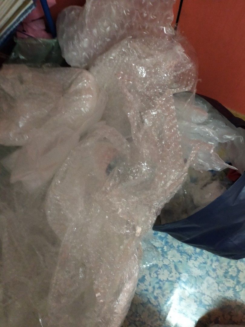 Bubble wrap (Category: Looking For) located in Kuala Lumpur. Submitted by stellarose3 (Listing ID 1461091376, Image 2). Description: - Lots ofBubble wrap.Take all - Ideal for packaging and shipping - Protects items from damage.