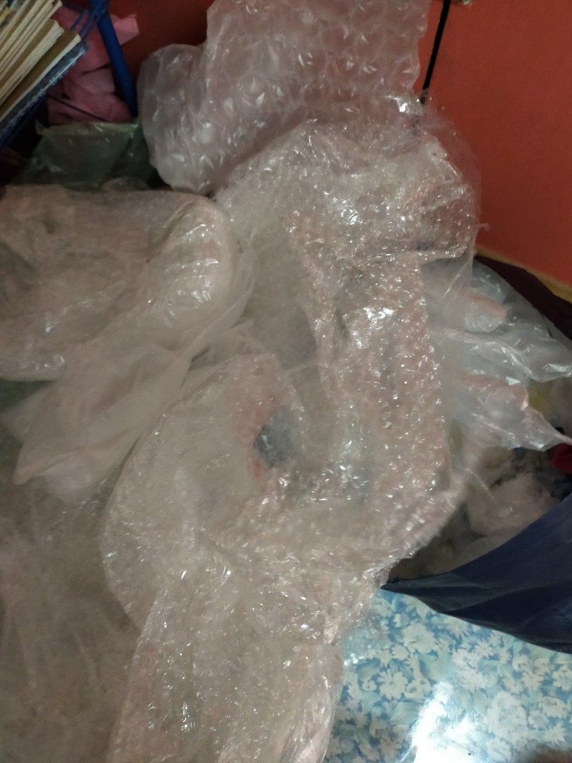 Bubble wrap (Category: Looking For) located in Kuala Lumpur. Submitted by stellarose3 (Listing ID 1461091376, Image 1). Description: - Lots ofBubble wrap.Take all - Ideal for packaging and shipping - Protects items from damage.