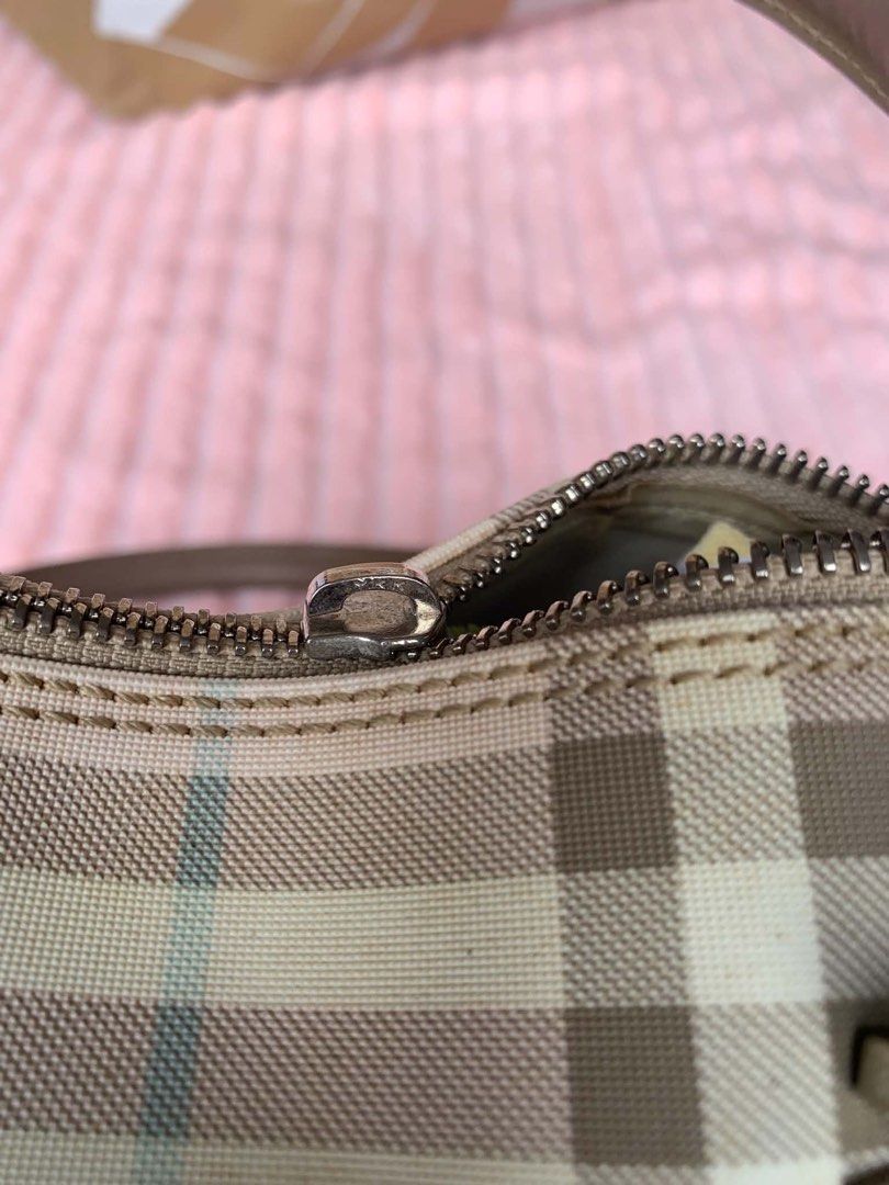 burberry hand bag size 25 (Category: Shoulder Bags) located in Davao. Submitted by triftedbagsforyou (Listing ID 1460956997, Image 2). Description: legit burberry kayo na paayos zipper.