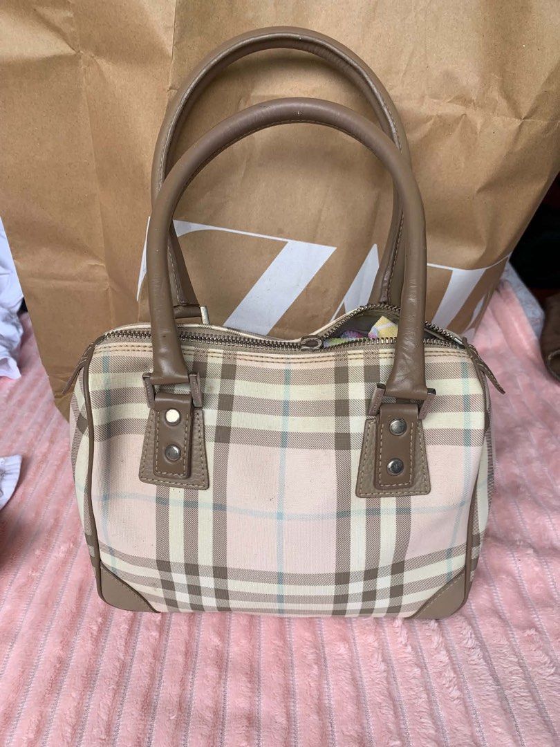 burberry hand bag size 25 (Category: Shoulder Bags) located in Davao. Submitted by triftedbagsforyou (Listing ID 1460956997, Image 1). Description: legit burberry kayo na paayos zipper.