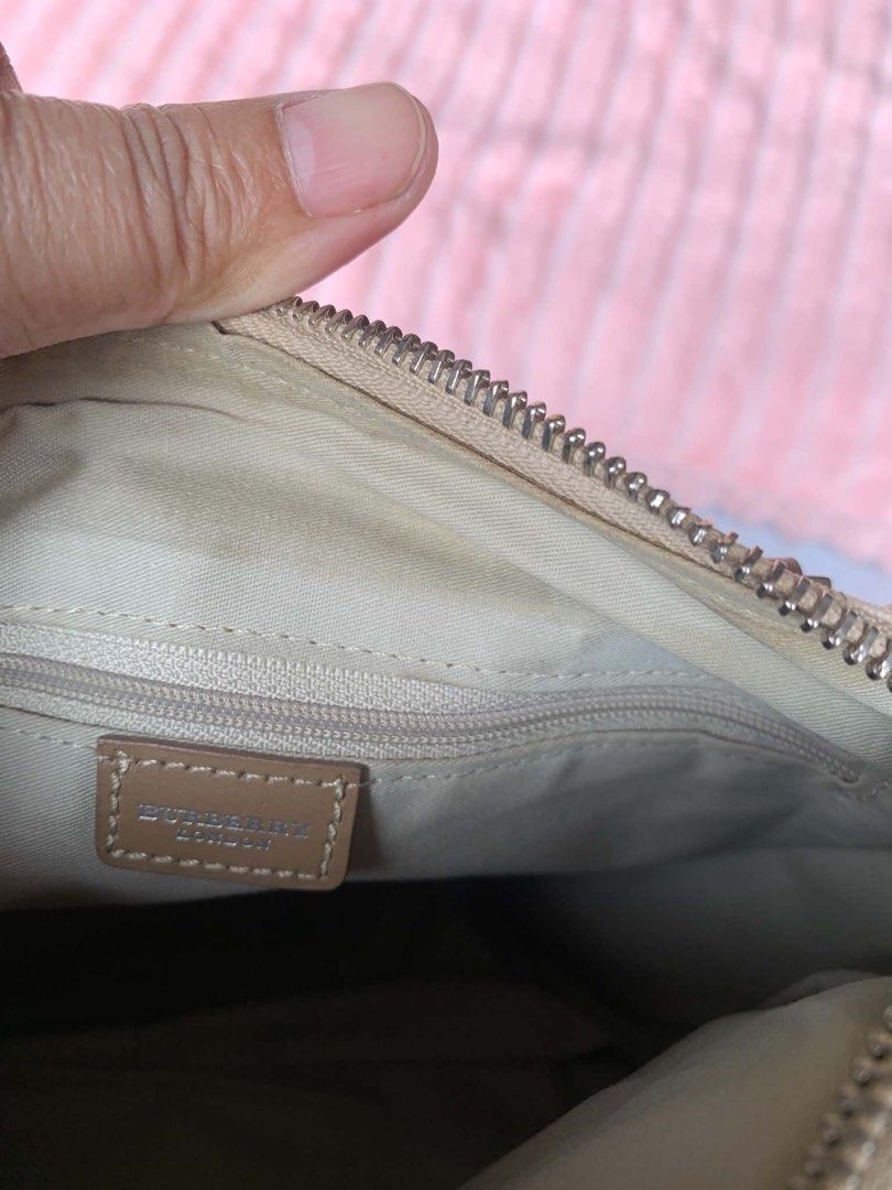 burberry hand bag size 25 (Category: Shoulder Bags) located in Davao. Submitted by triftedbagsforyou (Listing ID 1460956997, Image 3). Description: legit burberry kayo na paayos zipper.