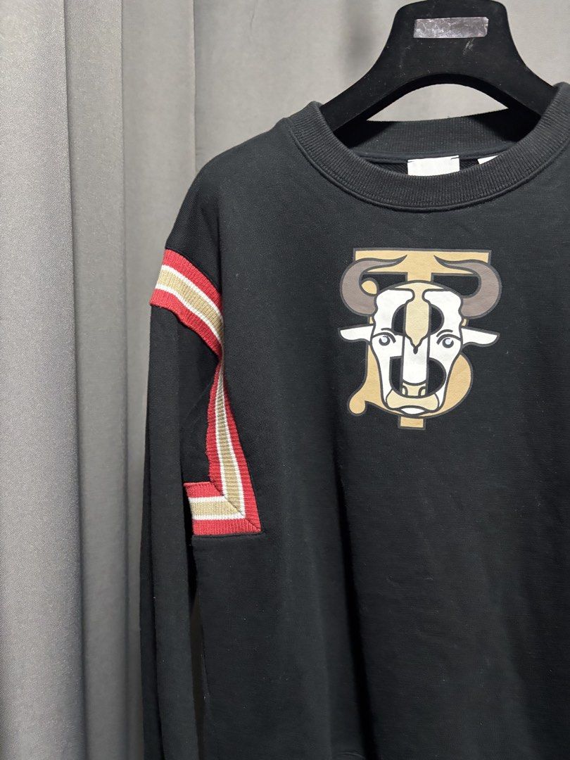 Burberry Sweater (Category: Coats, Jackets and Outerwear) located in Baguio. Submitted by thecollector2600 (Listing ID 1461060846, Image 2). Description: 20” x 22”.