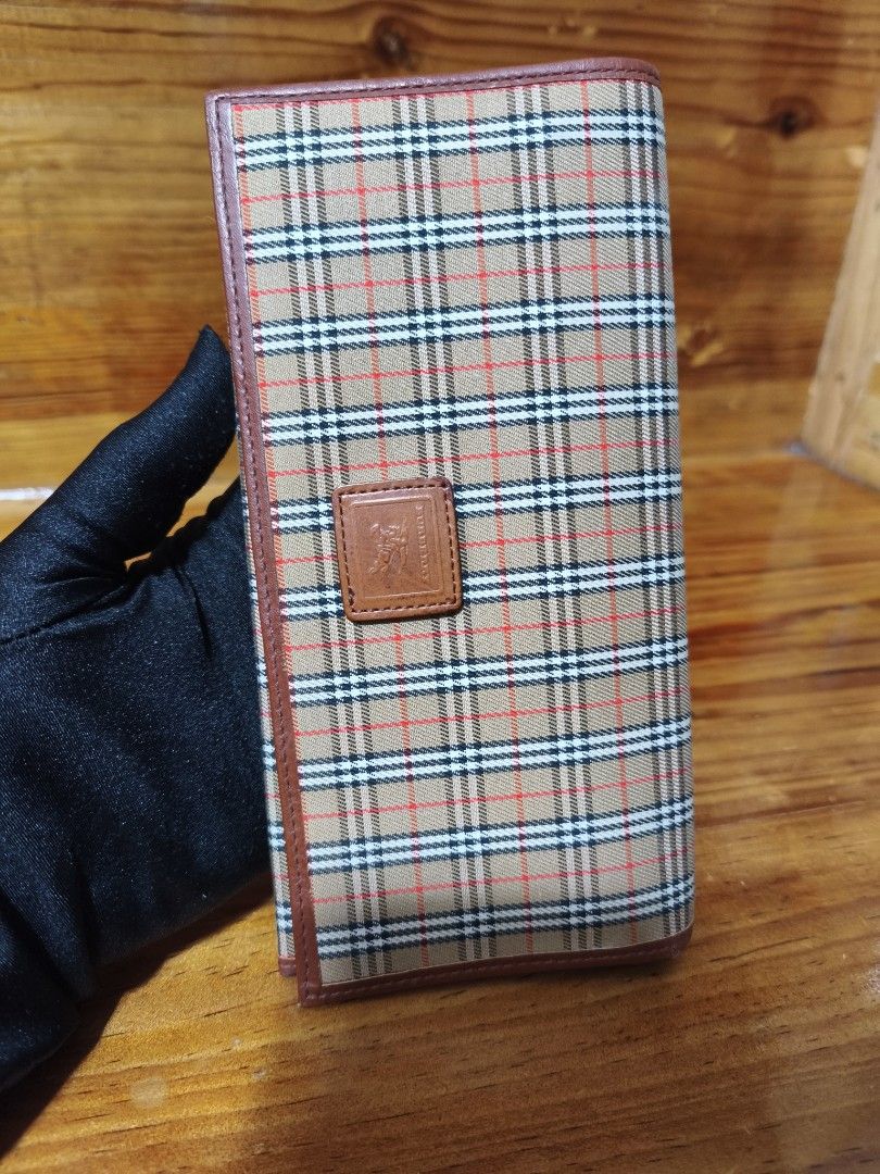 Burberry wallet (Category: Luxury Bags & Wallets) located in Baguio. Submitted by queenlyne_vintage_rare_finds (Listing ID 1461040578, Image 1). Description: .