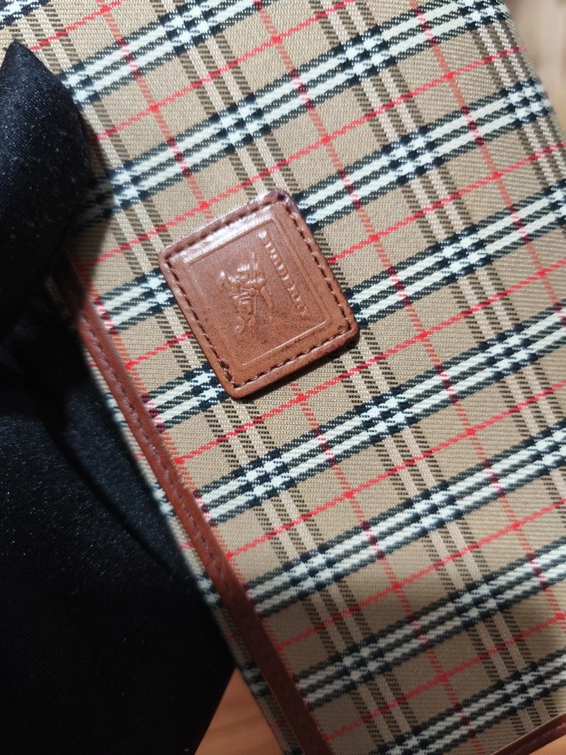 Burberry wallet (Category: Luxury Bags & Wallets) located in Baguio. Submitted by queenlyne_vintage_rare_finds (Listing ID 1461040578, Image 2). Description: .