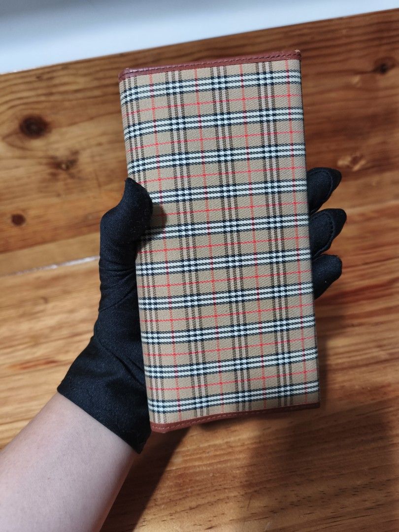 Burberry wallet (Category: Luxury Bags & Wallets) located in Baguio. Submitted by queenlyne_vintage_rare_finds (Listing ID 1461040578, Image 3). Description: .