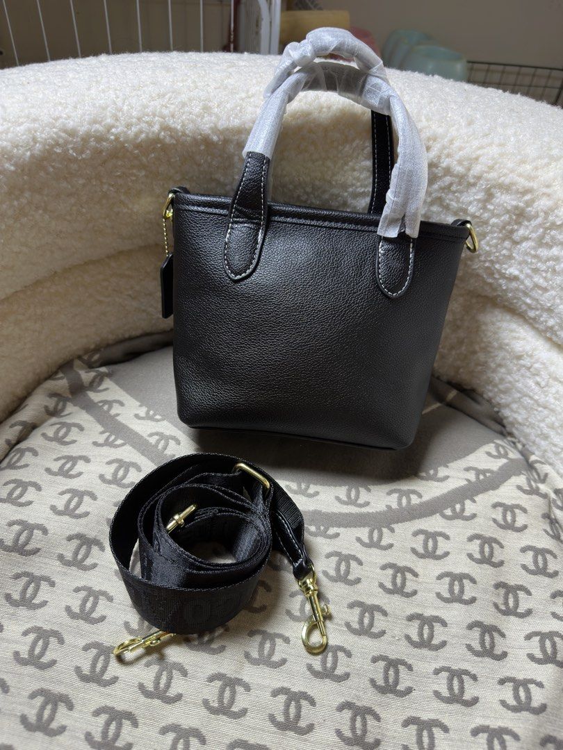 C0acH Mini Tote Bag (Category: Cross-body Bags) located in Binmaley. Submitted by amayscollections (Listing ID 1460973804, Image 2). Description: N€w Arr!val $aL€ Coded Mini Tote C0@ch 2way Bag❣️ ₱699 Only 💸 with box & dustbag. Cutesy nya ses lalo na in person❣️ YES to C0D✅ add 70 only.🔥 Pm 📩 Disclaimer: ‼️ This Page is not Associated or Affiliated with any of this following brands. All Copyrights reserved to the original brand holders. #bag #