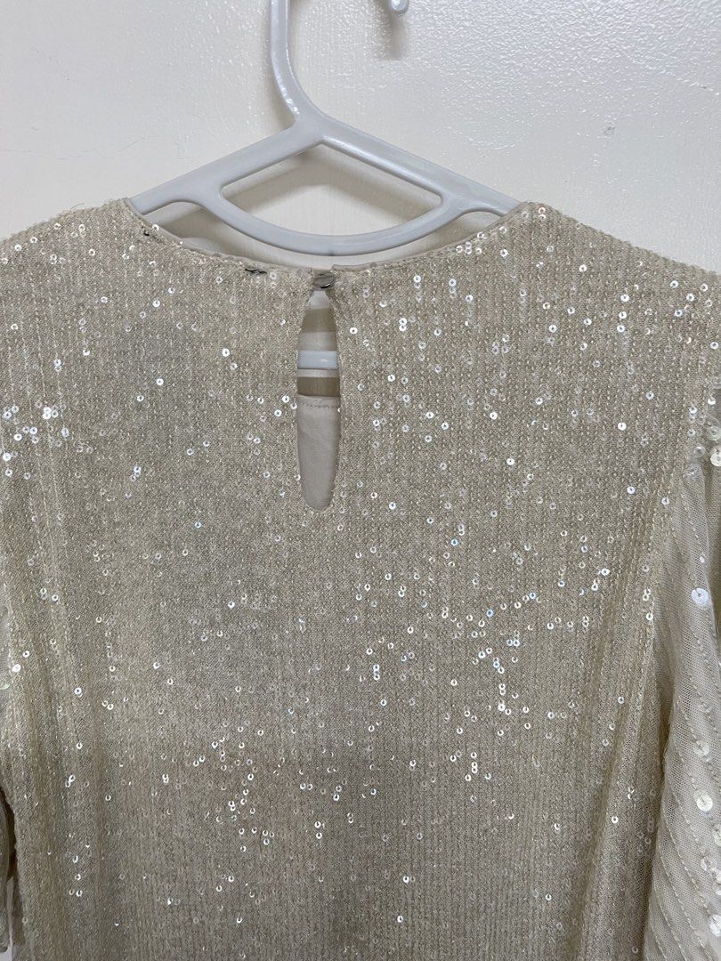 Cable & Gauge Sequined Top with Flutter Sleeves (Category: Blouses) located in San Juan City. Submitted by marthina.jacobo (Listing ID 1461108583, Image 3). Description: Champagne-colored sequin featuring shimmering all-over sequins and sheer flutter sleeves Can be used for holiday parties, cocktail RFS: Decluttering Actual color may slightly vary due to lighting ₱330 + sf Modes of payment are through Unionbank/Metrobank/ GoTyme/ GCash.