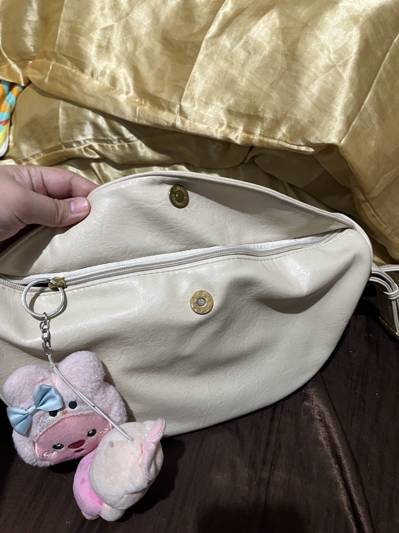 Cream shoulder sling bag FREE SF (Category: Shoulder Bags) located in Manila. Submitted by dethbalde01295 (Listing ID 1461023142, Image 2). Description: - Cream colored shoulder bag - Thick, quality leather - Semi-medium size, very spacious - Zipper pocket and magnetic snap closure - Comes with cute plushie charms - Ideal for everyday use.