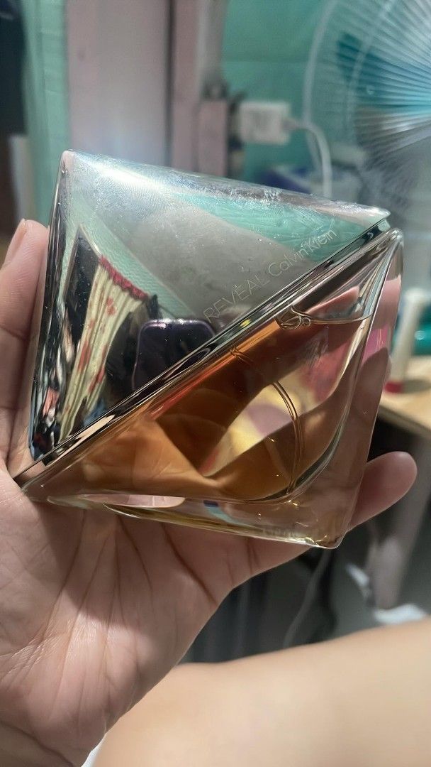 Calvin Klein REVEAL Eau de Parfum (Category: Fragrance & Deodorants) located in Paranaque City. Submitted by jtaguirre (Listing ID 1461043537, Image 3). Description: - Authentic Calvin Klein REVEAL perfume - Comes with original packaging - Selling because it's no longer needed - Perfect for personal collection .