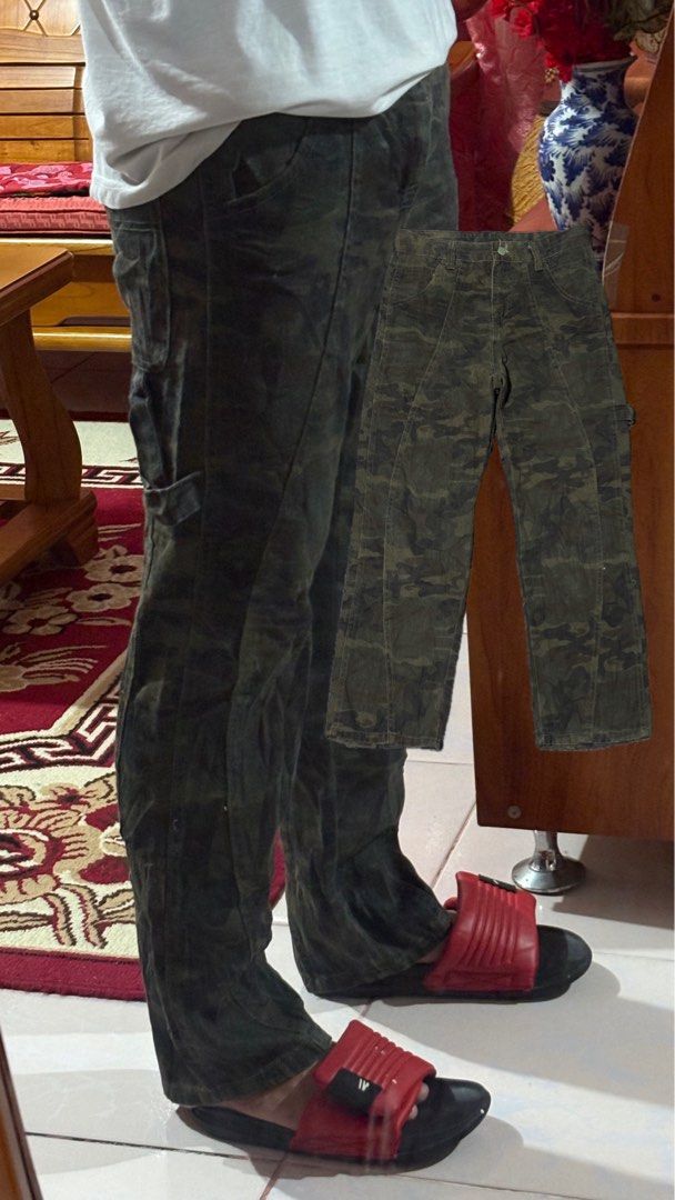 Camo Carpenter Pants (Category: Jeans) located in Bulacan. Submitted by luck_finds (Listing ID 1460972126, Image 1). Description: CAMO CARPENTER PANTS W- 30 L- 39 Leg open-8.5 .