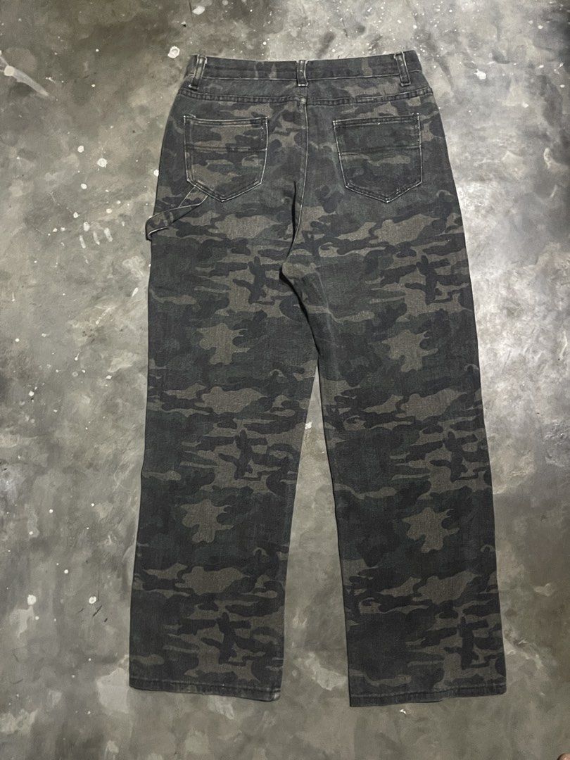 Camouflage Double Knee Pants (Category: Jeans) located in Manila. Submitted by u_for_u (Listing ID 1461065179, Image 2). Description: ₱: 380 W: 30/ L: 39 / Hem: 9 Condition: 9/10 Issues: N/A Location: Santa Cruz, Manila..