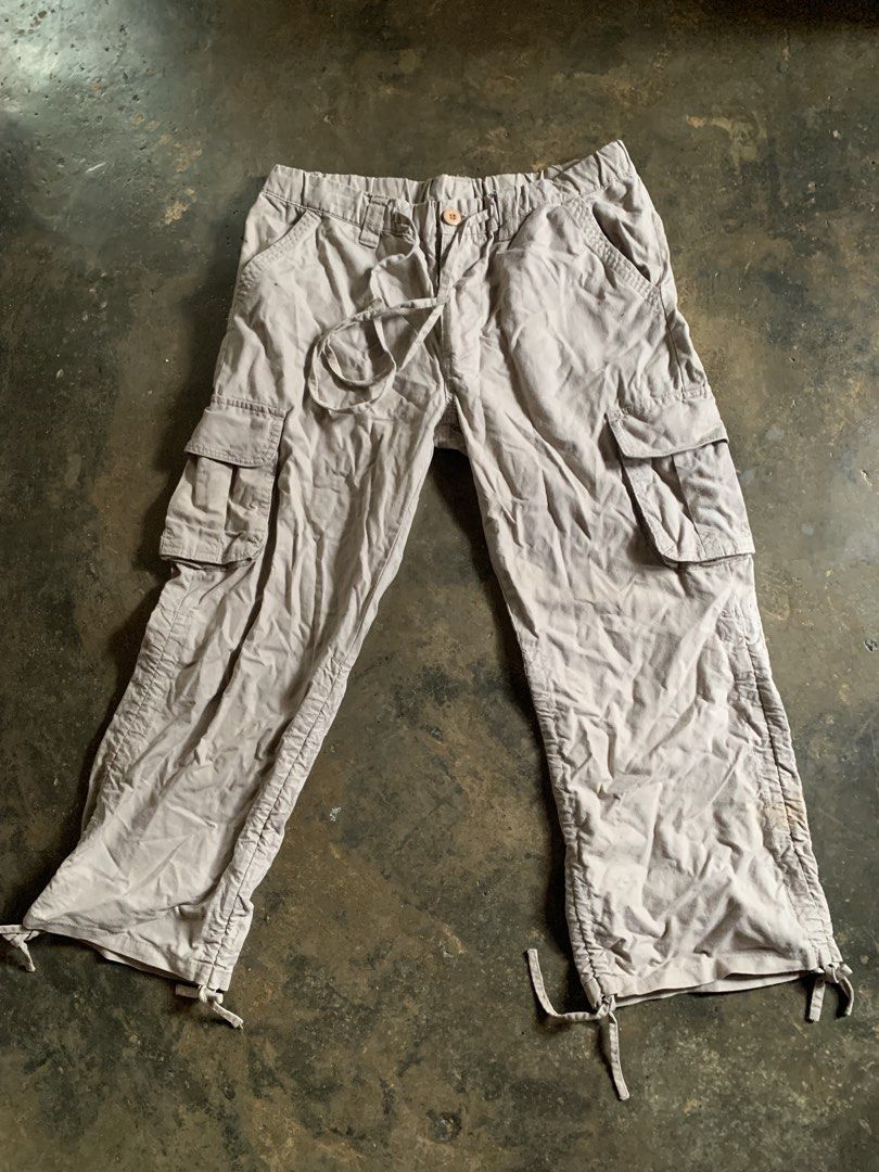 Capri cargo (Category: Other Bottoms) located in Valenzuela. Submitted by lovedeclutterph (Listing ID 1460928642, Image 1). Description: size 28.