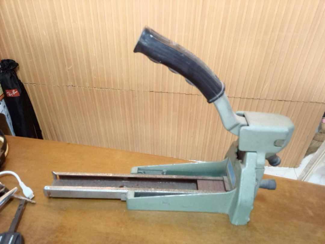 CARTON STAPLER (Category: Announcements) located in Bulacan. Submitted by babz30261 (Listing ID 1461024132, Image 3). Description: HEAVY DUTY CARTON STAPLER JAPAN LOCK GOOD QUALITY CONDITION NO DAMAGES COMPLETE MATERIALS THNKYOU ADMIN ♥️.