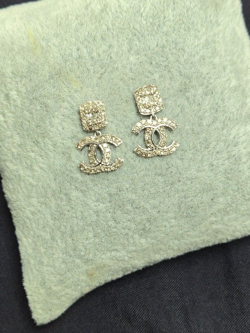 CC Earrings (Category: Earrings) located in Marikina City. Submitted by 000christina000 (Listing ID 1460949044, Image 1). Description: 0.50ct natural diamond 18k japan gold cimes with certificate.