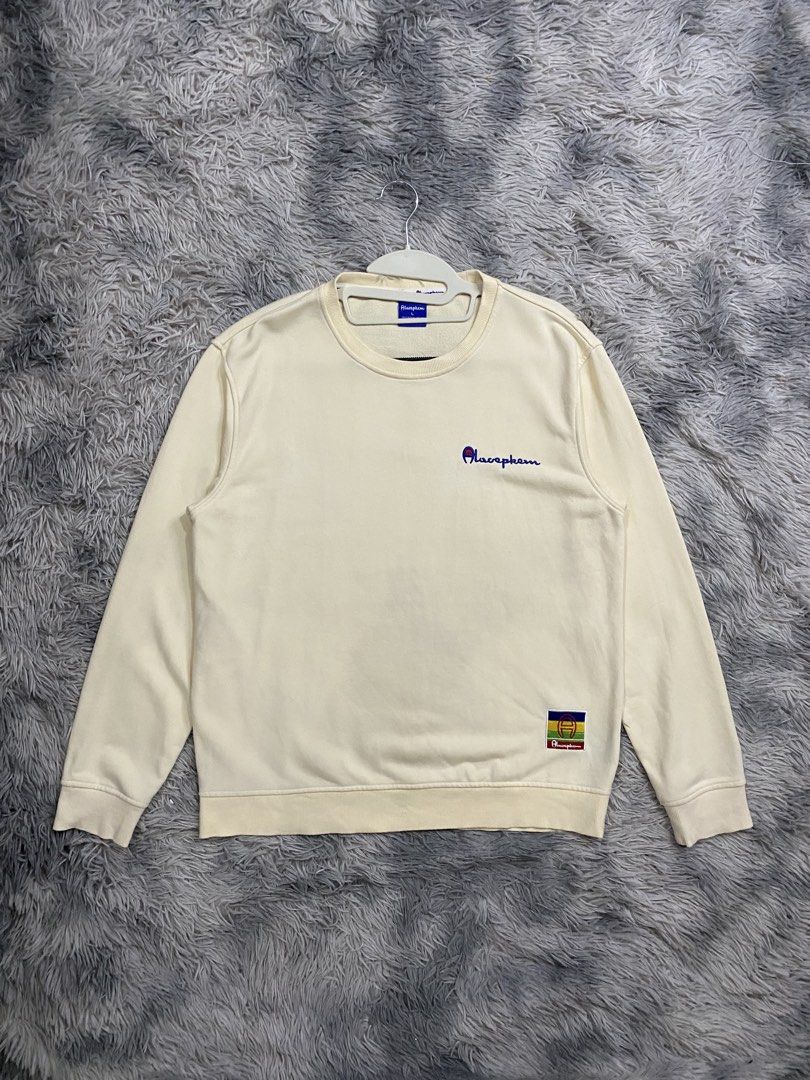 Champion Sweater (Category: Coats, Jackets and Outerwear) located in Manila. Submitted by kurtmnla (Listing ID 1461091555, Image 1). Description: Champion Hoodie Size M fit/ Unisex Dimes 21x26 Good condition/ no issue 📍Quezon city.