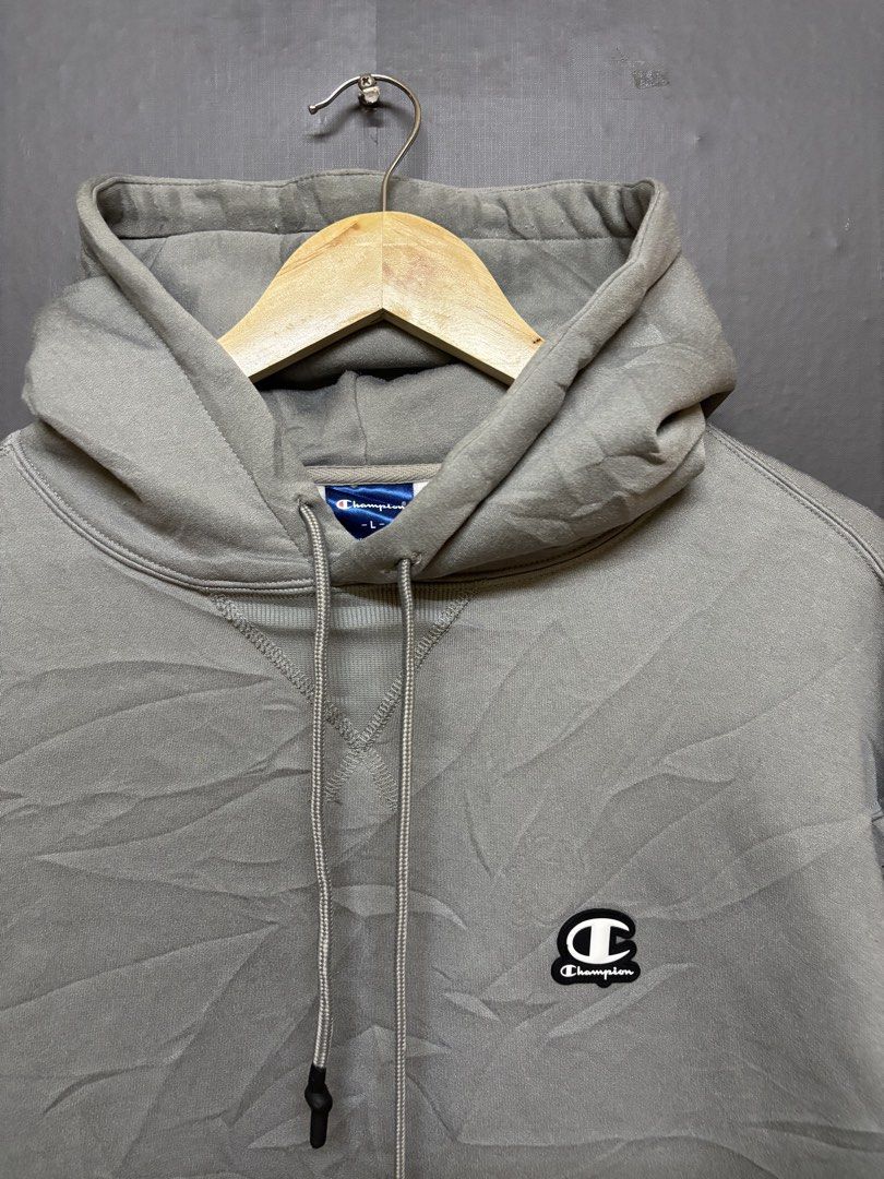 Champion Therma Fit (Category: Coats, Jackets and Outerwear) located in Cavite. Submitted by staythrifted.23 (Listing ID 1461112508, Image 2). Description: Size : Large on 🏷️ ( BOXY ) Dimes : Length 26 Width. 26 Sleeve lenght 24 Condition : Like new Color rate : 10/10 Washed and ready to wear Issue : None Loc. Cavite We ship nationwide Payment first.