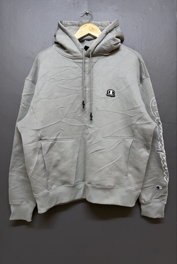 Champion Therma Fit (Category: Coats, Jackets and Outerwear) located in Cavite. Submitted by staythrifted.23 (Listing ID 1461112508, Image 1). Description: Size : Large on 🏷️ ( BOXY ) Dimes : Length 26 Width. 26 Sleeve lenght 24 Condition : Like new Color rate : 10/10 Washed and ready to wear Issue : None Loc. Cavite We ship nationwide Payment first.