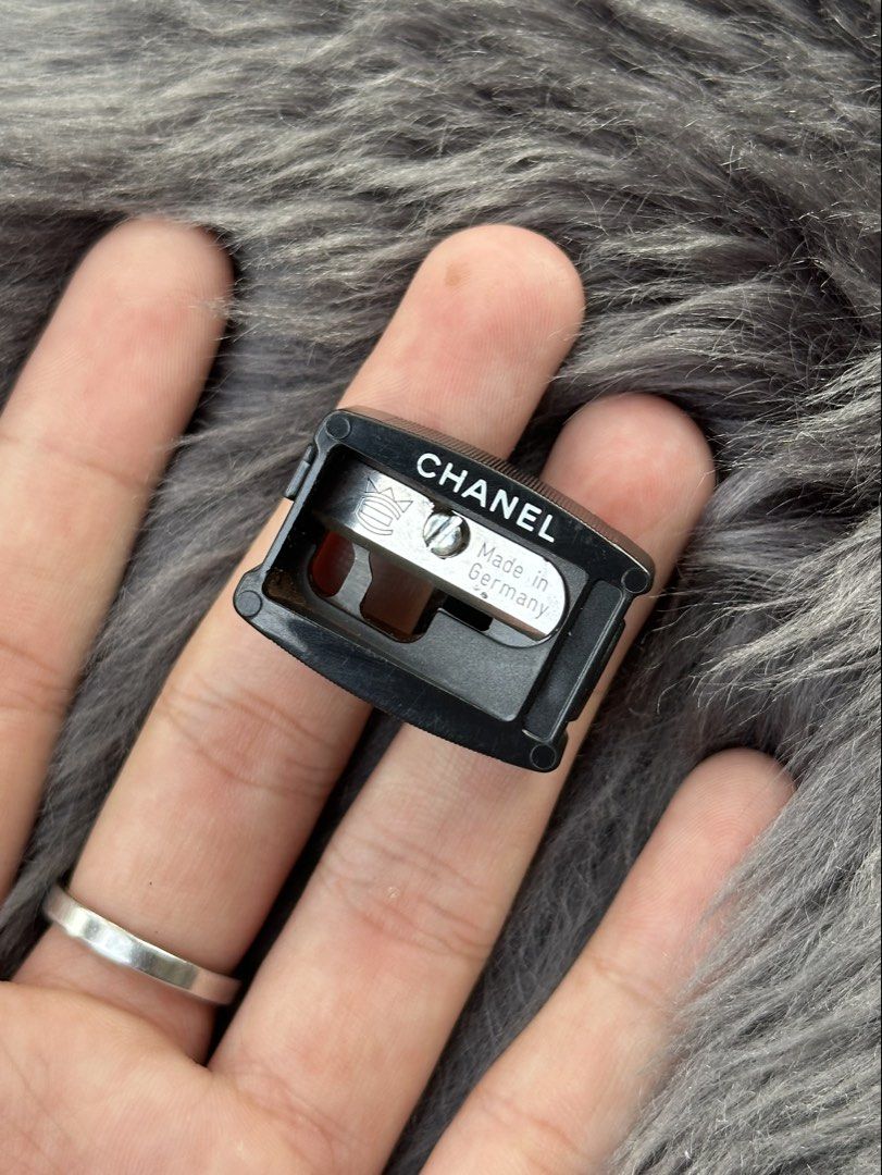CHANEL Authentic Sharpener. 💯✨ (Category: Necklaces) located in Cagayan de Oro. Submitted by kjcartier26 (Listing ID 1461008356, Image 1). Description: Authentic, Flawless, Compact size. ❤️✨ - 5k Preloved price. 😱✨ - 1200 Free shipping nationwide. 🫶🏻🙌 - Needs cleaning No tarnish, Eyebrow Pencil residue only. Natatanggal yarnn. .