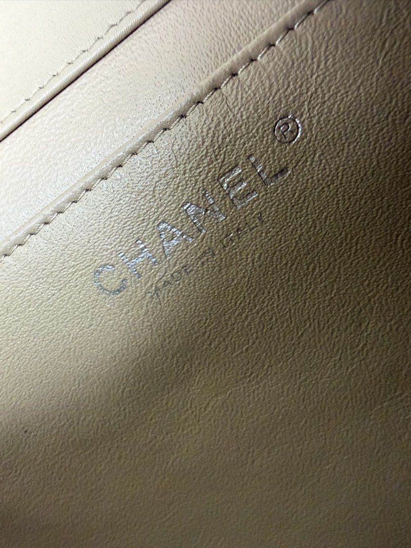CHANEL SINGLE FLAP PATENT (Category: Luxury Bags & Wallets) located in Cagayan de Oro. Submitted by moiobsession (Listing ID 1460970470, Image 3). Description: never seen price for Chanel flap authentic guaranteed ₱60,000 only moiobsession.com watspp O9O5272489five blueapp: Arra Gomez IG: secondhandbymoiobsession with dustbag.