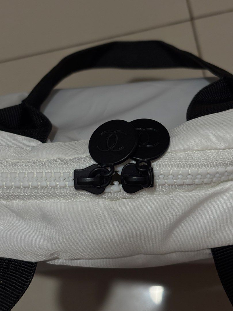 CHANEL vanity bag (Category: Purses & Pouches) located in Silang. Submitted by altbaddie6 (Listing ID 1460957232, Image 2). Description: .