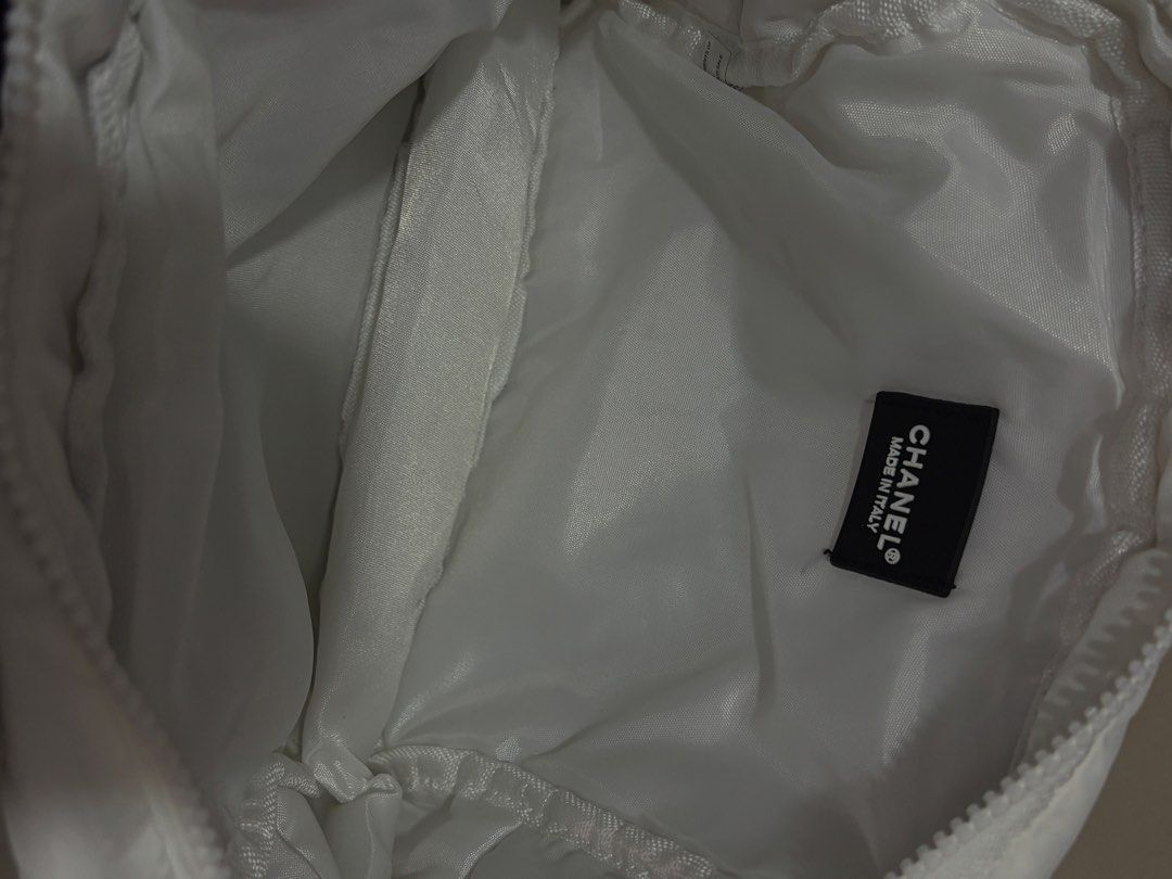 CHANEL vanity bag (Category: Purses & Pouches) located in Silang. Submitted by altbaddie6 (Listing ID 1460957232, Image 3). Description: .