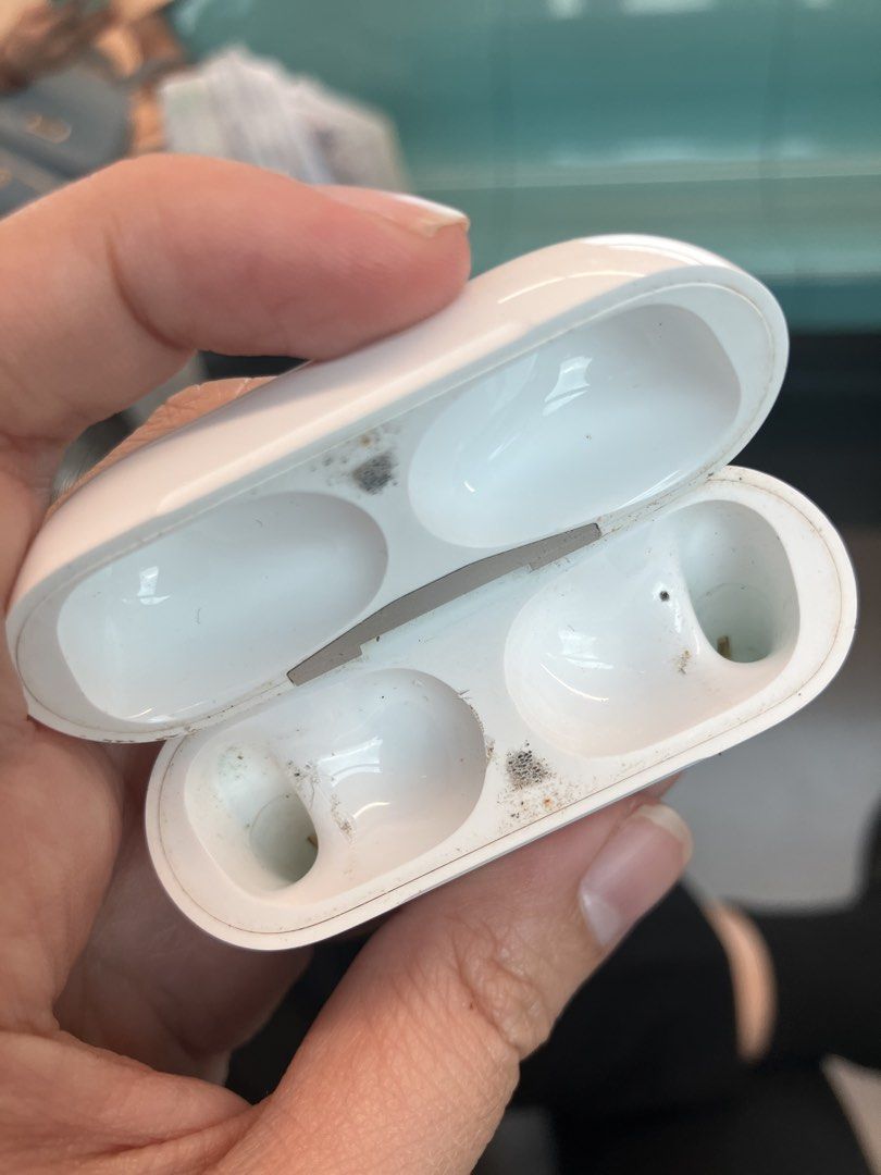 Charging case Airpods Pro 2 Lightning version FIXED PRICE (Category: Earphones) located in Manila. Submitted by Thor1993 (Listing ID 1461015183, Image 2). Description: 1K LAST PRICE. PASS PO SA TATAWAD HINDI PO RUSH. Note: Charging case only NO BUDS INCLUDED .Signs of usage see posted photos yung dumi hindi na matangal .100% Working .100% Original .Airpods Pro 2 Lightning Version MEET UP LAS PIÑAS OR LALAMOVE ONLY NO COD/COP PAYMENT FIRST IF SHIP