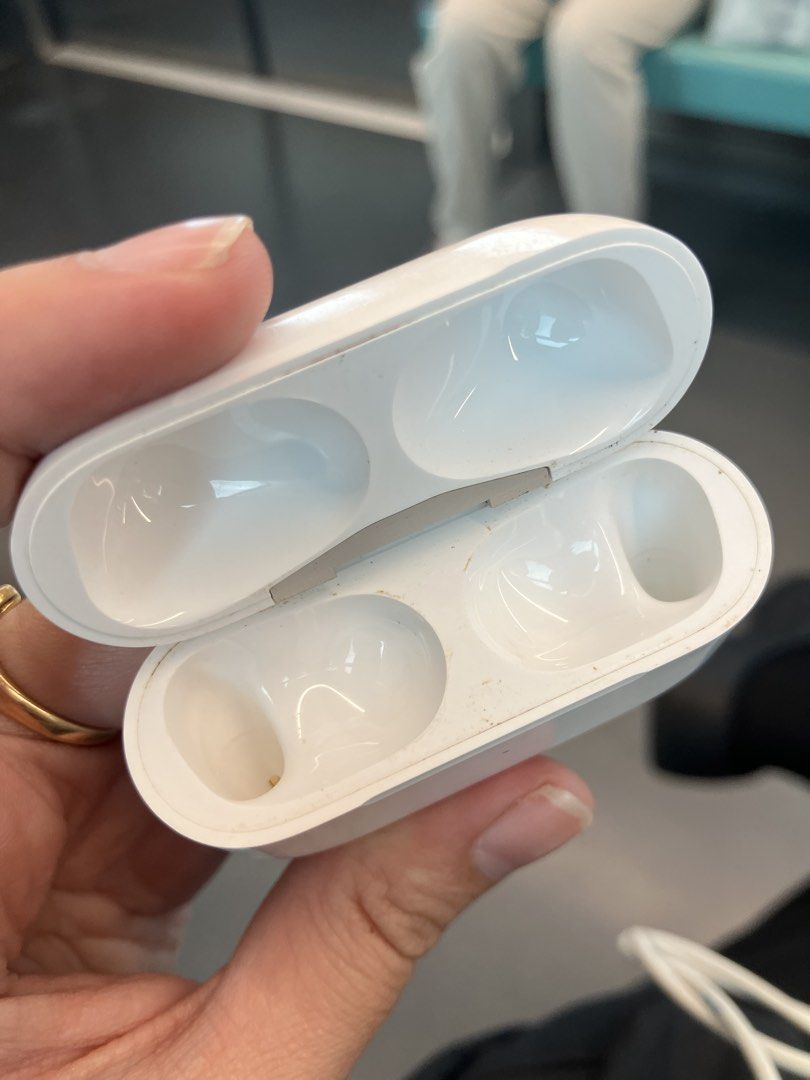 Charging case Airpods Pro 2 Type C Version FIXED PRICE (Category: Earphones) located in Manila. Submitted by Thor1993 (Listing ID 1461014722, Image 2). Description: 1.3K LAST PRICE. PASS PO SA 1K OR BELOW OFFER HINDI PO RUSH. Note: Charging case only NO BUDS INCLUDED .Signs of usage see posted photos .100% Original .100% working .Airpods Pro 2 Type C Version MEET UP LAS PIÑAS OR LALAMOVE ONLY NO COD/COP PAYMENT FIRST IF SHIPPING.